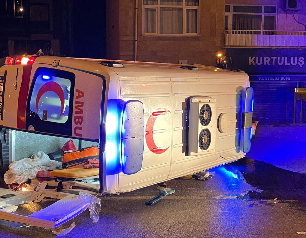 Ambulans otomobille çarpıştı