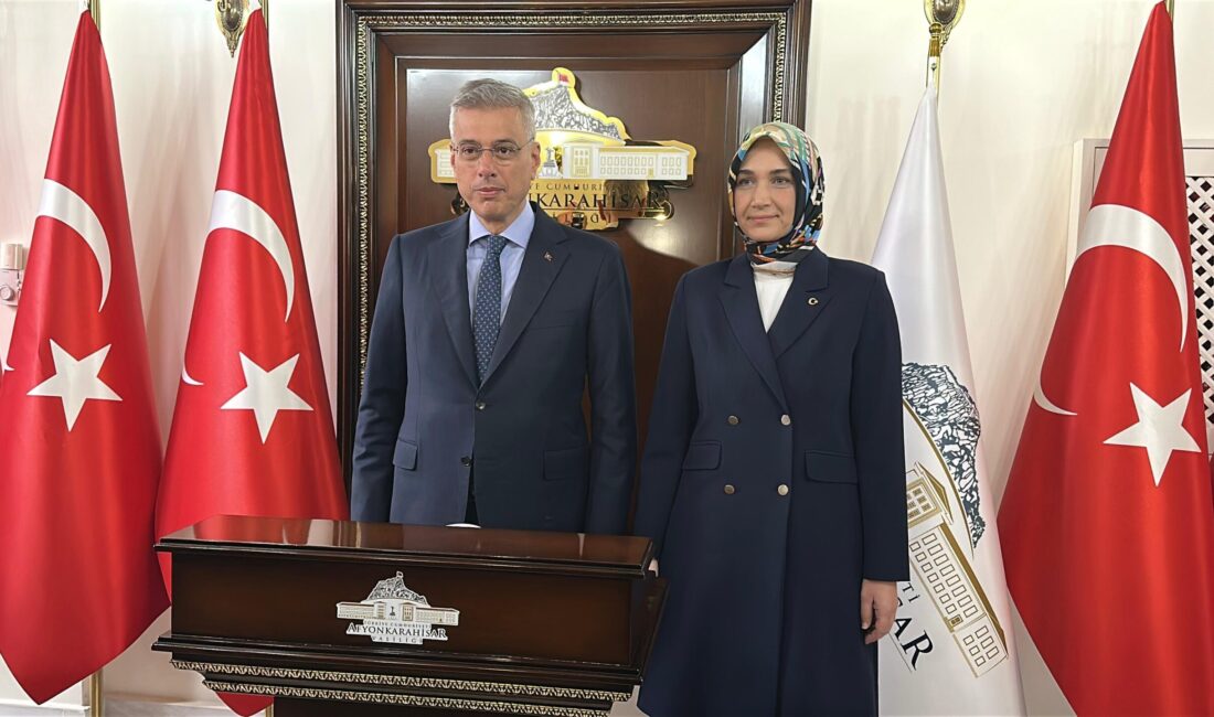 Vali Doç. Dr. Kübra Güran Yiğitbaşı tarafından makamında karşılanan Bakan