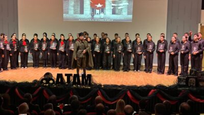 Program, saygı duruşu ve İstiklal Marşı’nın okunmasıyla başladı. Ardından günün