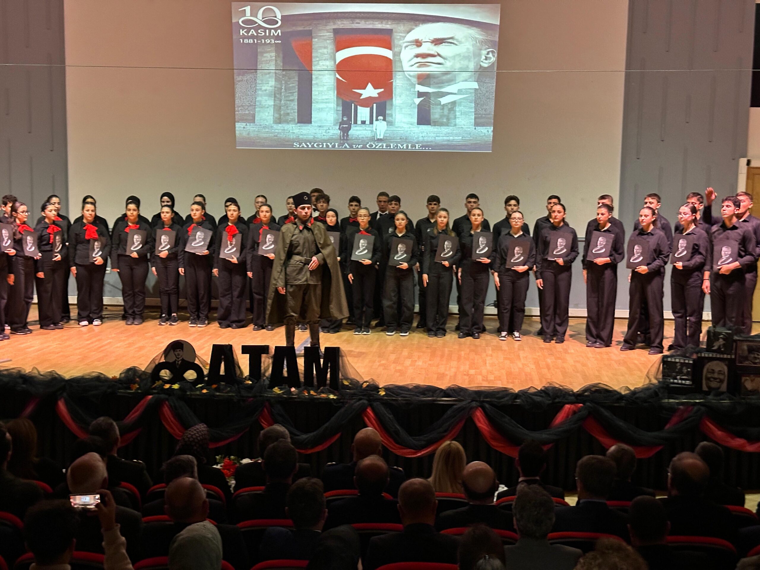 Program, saygı duruşu ve İstiklal Marşı’nın okunmasıyla başladı. Ardından günün