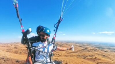 Gercüş ilçesindeki 1120 rakımlı Ayrancı Tepesi, yamaç paraşütü tutkunlarının buluşma