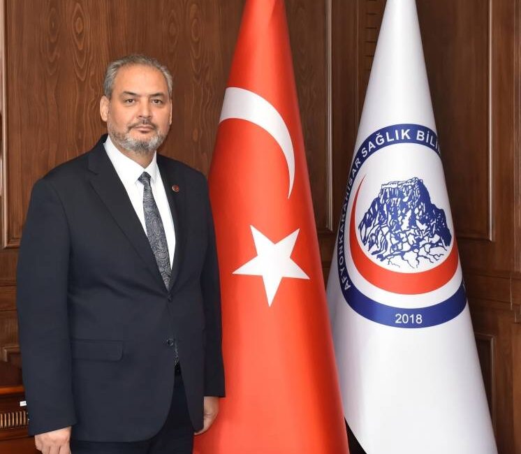 Rektör Prof. Dr. Adem Aslan, desteklenmeye layık görülen üç projenin