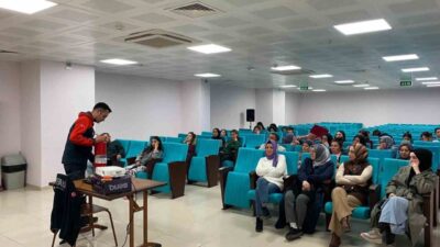 Afyonkarahisar İl Afet ve Acil Durum Müdürlüğü (AFAD) ekipleri kız