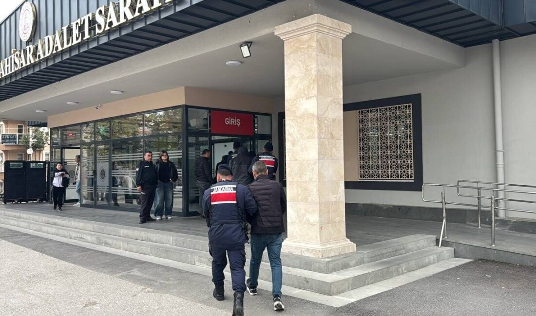 AFYONKARAHİSAR (AA) – Afyonkarahisar merkezli 8 ilde düzenlenen telefon dolandırıcılığı