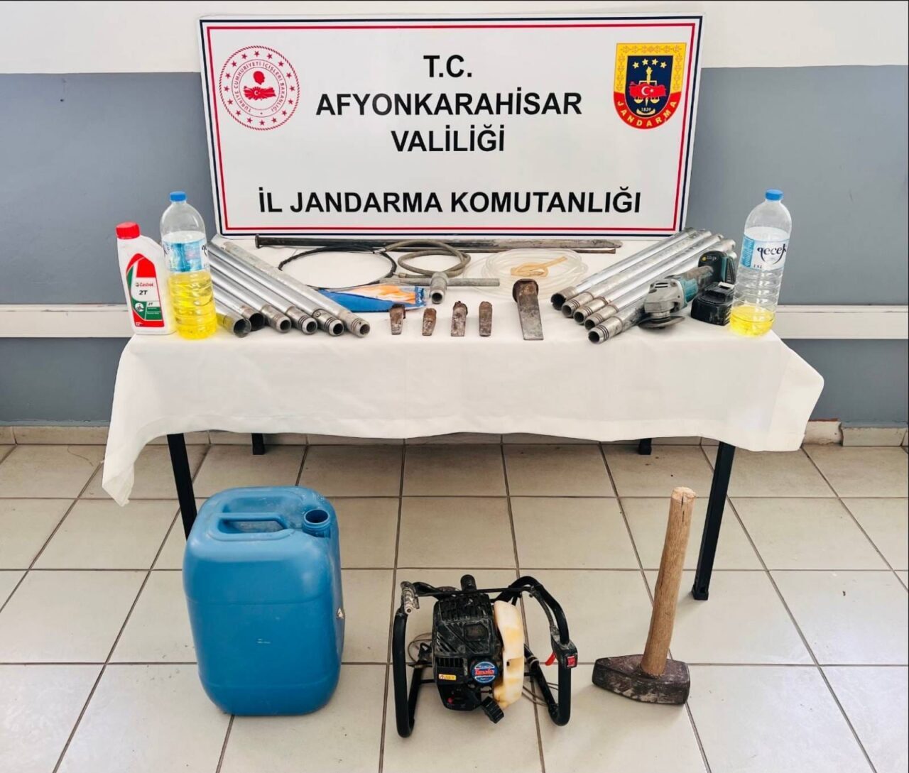 AFYONKARAHİSAR (AA) – Afyonkarahisar'ın Sinanpaşa ilçesinde kaçak kazı yapan 7