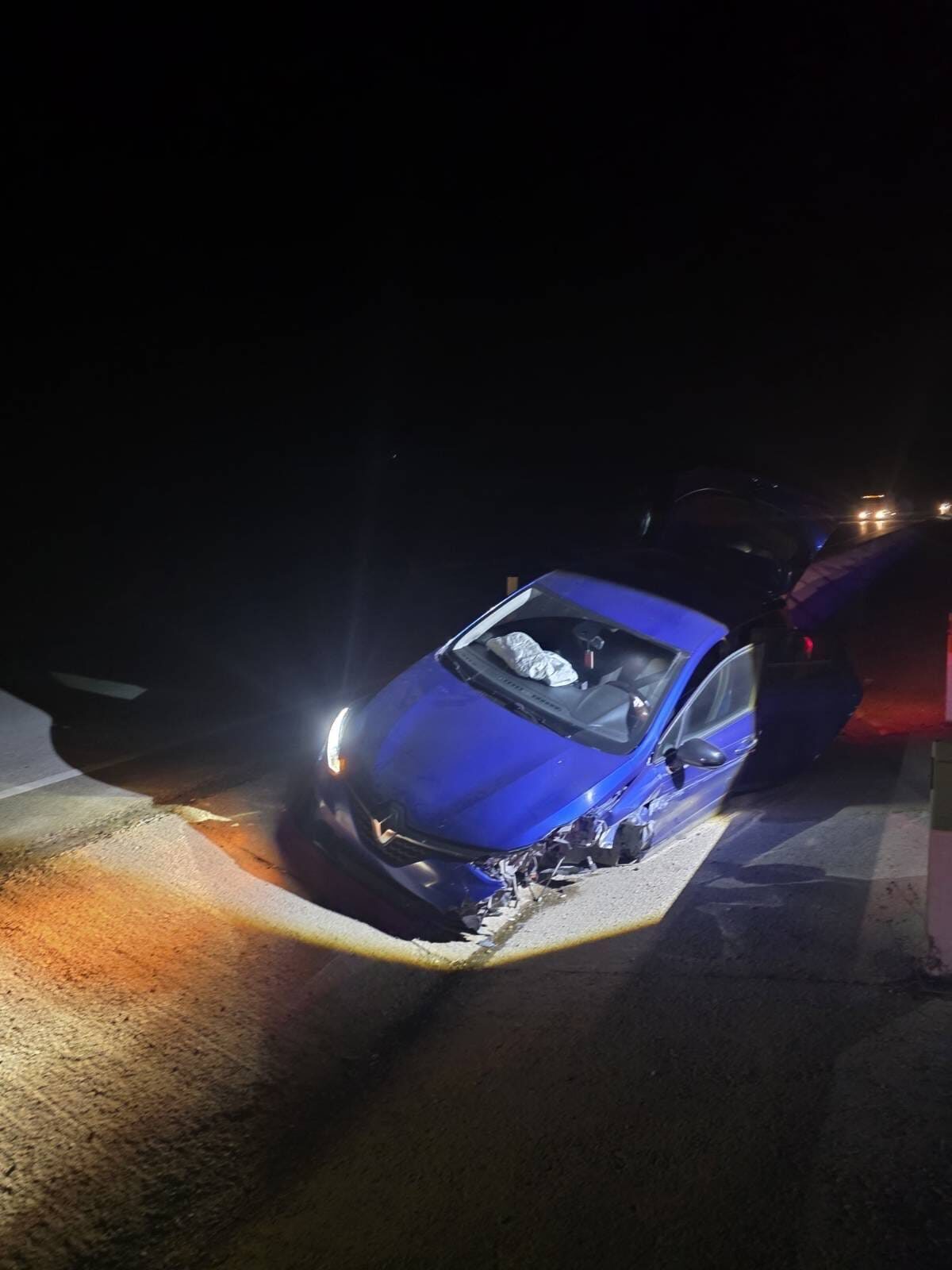 AFYONKARAHİSAR (AA) – Afyonkarahisar'da otomobilin refüje çarpması sonucu 5 kişi