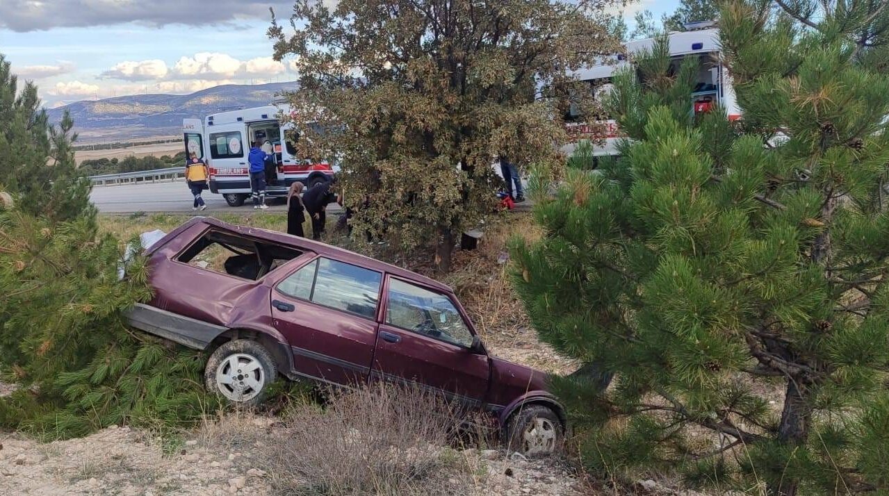 AFYONKARAHİSAR (AA) – Afyonkarahisar'ın Dinar ilçesinde şarampole devrilen otomobildeki 4