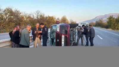 Afyonkarahisar’da kontrolden çıkarak bariyerlere çarpıp devrilen hafif ticari araçta şans