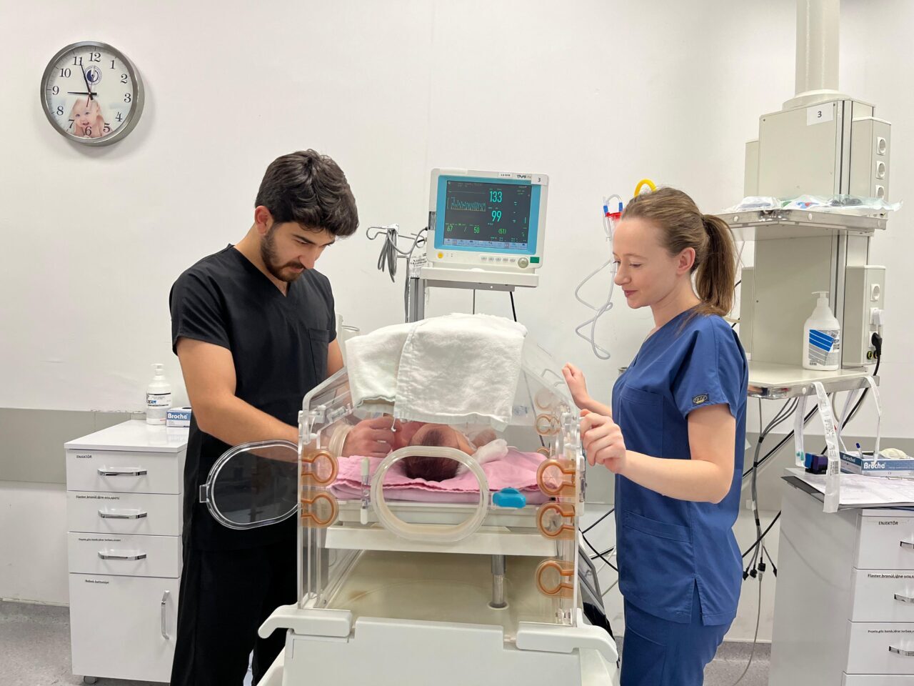 - Afyonkarahisar Devlet Hastanesi Prematüre Ünitesi'nde görev yapan hemşire Mihriban