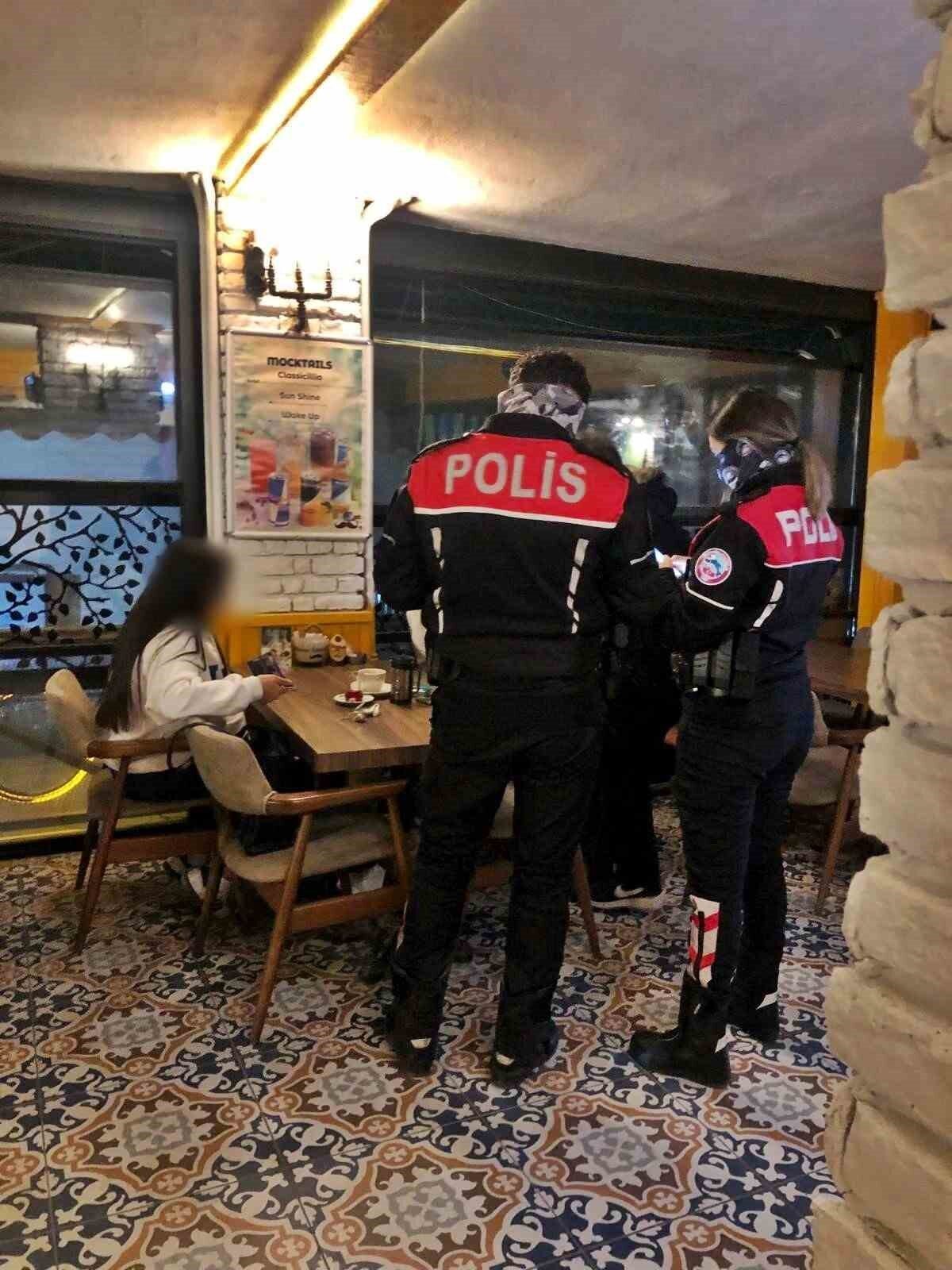 Afyonkarahisar’ın Emirdağ ilçesinde polis tarafından gerçekleştirilen huzur ve asayiş denetiminde