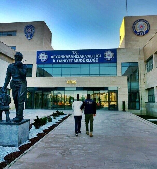 Afyonkarahisar’da FETÖ terör örgütüne yönelik yapılan operasyonda biri aktif kamu