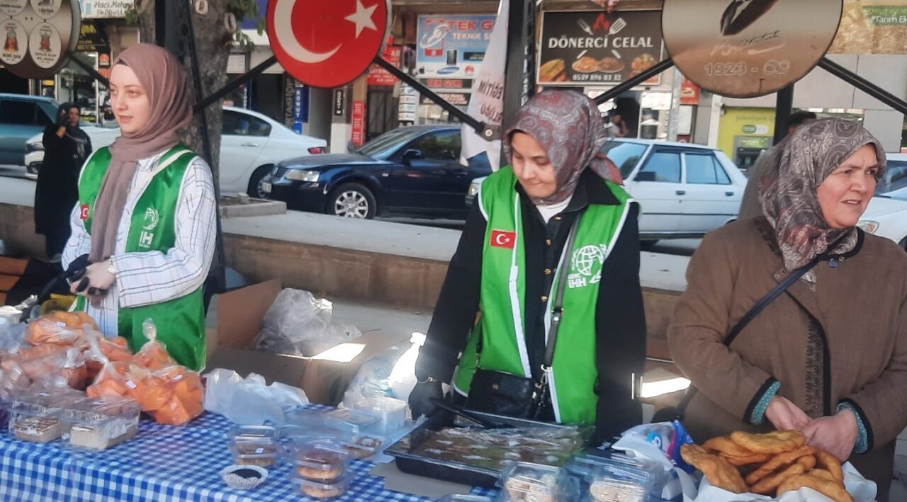 Afyonkarahisar’da Gazze için hayır çarşısı kurdular