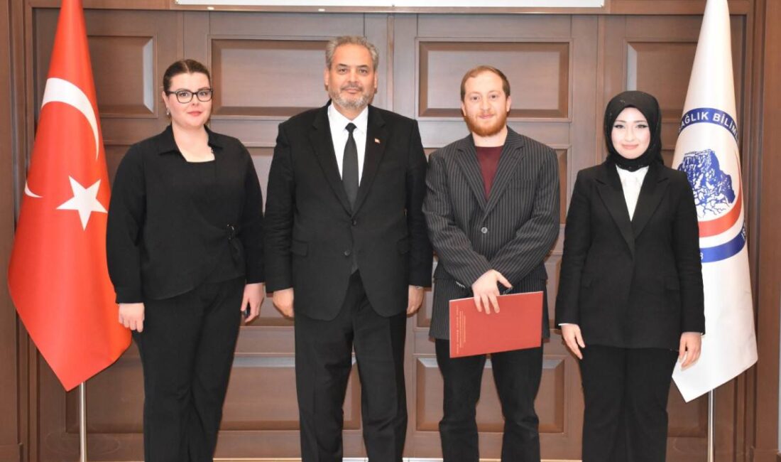 Rektör Aslan’dan Misafir Öğrenciye SertifikaAfyonkarahisar Sağlık Bilimleri Üniversitesi Rektörü Prof.