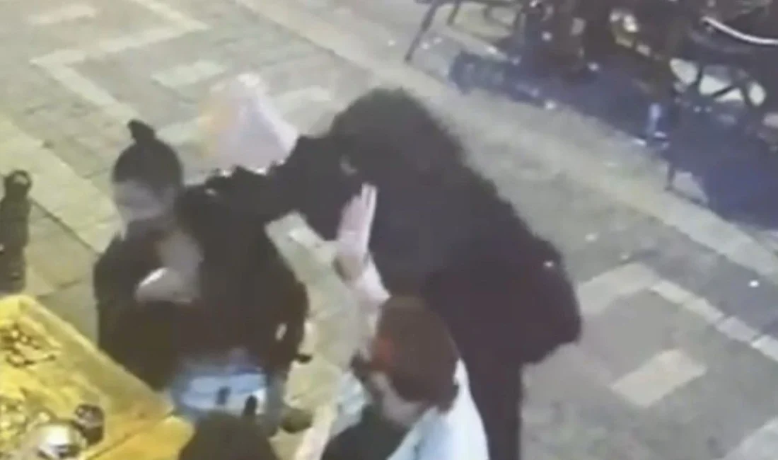 İstanbul Kadıköy Caferağa Mahallesi’nde bulunan bir eğlence mekanının önünde meydana