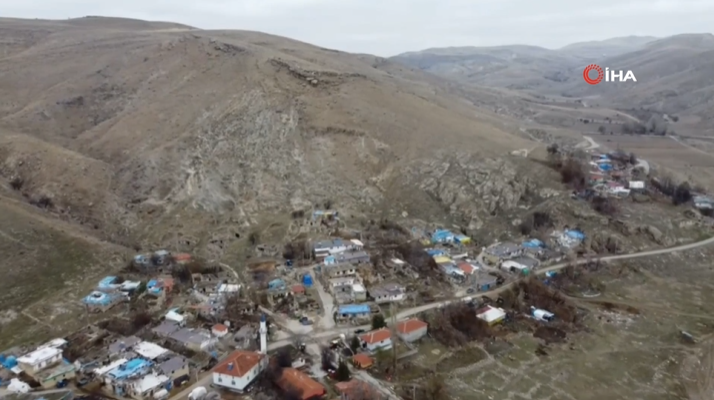 Afyonkarahisar’da kaya düşme riskinin bulunduğu 120 nüfuslu köyde vatandaşlar evlerinin