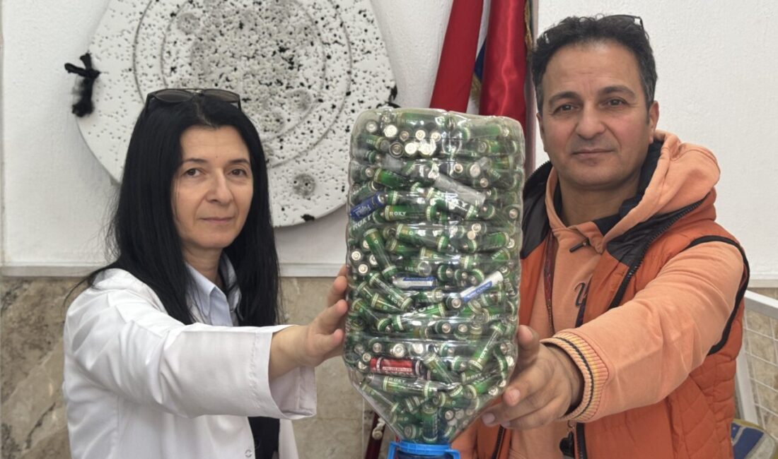 - Afyonkarahisar'da eşi ve öğrencileriyle 6 yıldır atık pil toplayan