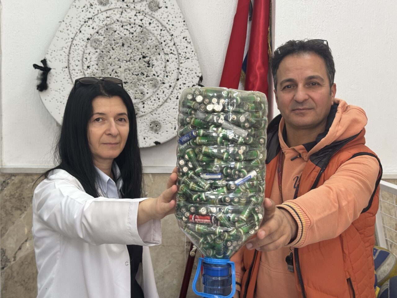 - Afyonkarahisar'da eşi ve öğrencileriyle 6 yıldır atık pil toplayan