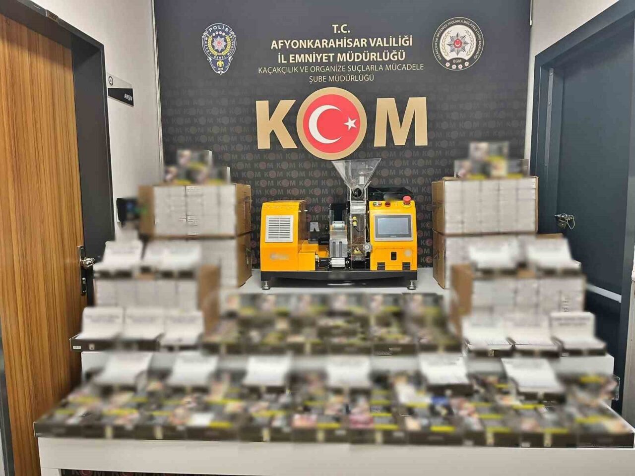 Afyonkarahisar’da polis tarafından bir eve yapılan baskında sigara doldurma makinesi