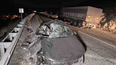 Afyonkarahisar’da kontrolden çıkan otomobilin bariyerleri aşıp ardından karşı şeride geçerek