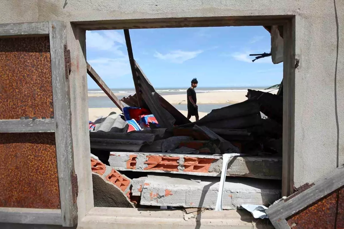 Filipinler’in ardından Vietnam’ı vuran Kalmaegi Tayfunu, ülkenin orta kesimlerinde etkisini