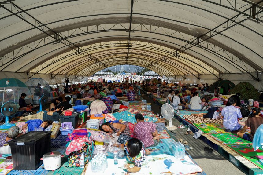 Tayland ile Kamboçya arasında pazartesi günü tartışmalı sınırın bazı kısımlarında yaşanan yeni çatışmaların ardından Tayland'ın Buriram eyaletindeki bir sığınakta dinlenen insanlar.