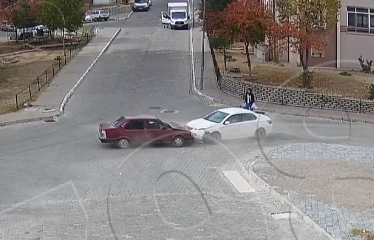 İki Otomobil Kafa Kafaya Çarpıştı: Kaza Kameralara Yansıdı