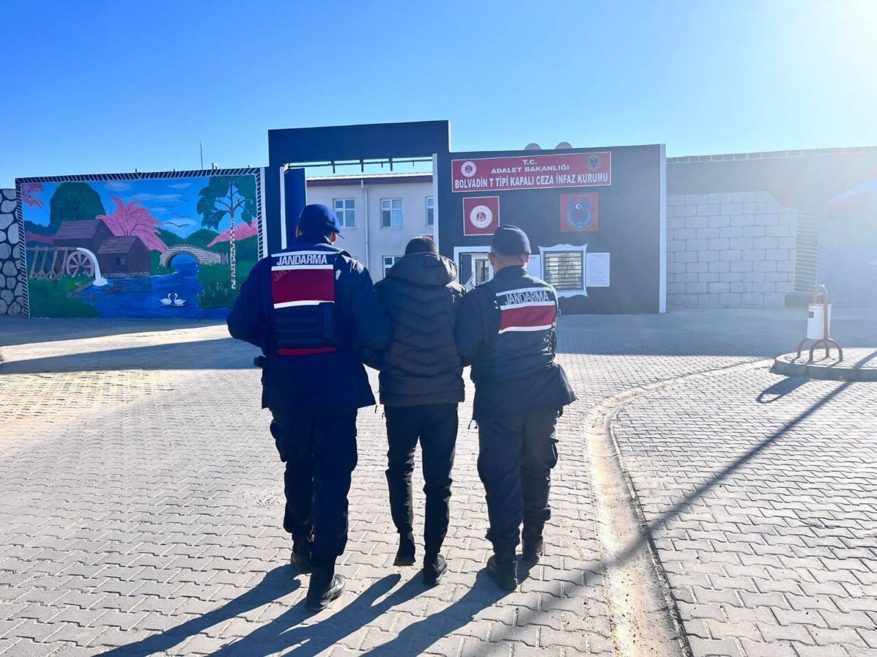 AFYONKARAHİSAR (AA) – Afyonkarahisar'da düzenlenen operasyonda yakalanan şüpheli tutuklandı. İl