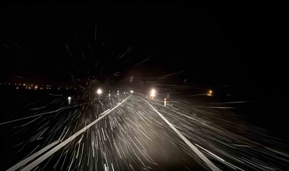 Afyonkarahisar’da beklenen kar yağışı akşam saatlerinde başlarken, yağış kent merkezi