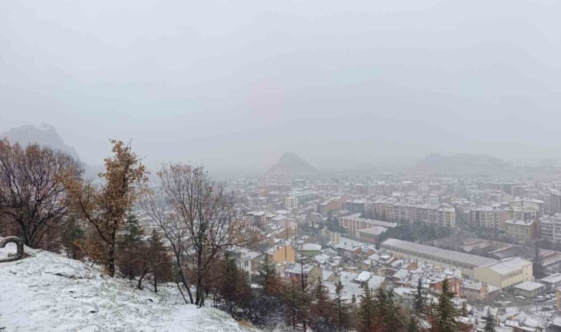 Meteorolojinin uyarıları sonrası Afyonkarahisar’da beklenen kar yağışı sabah saatlerinde başladı.