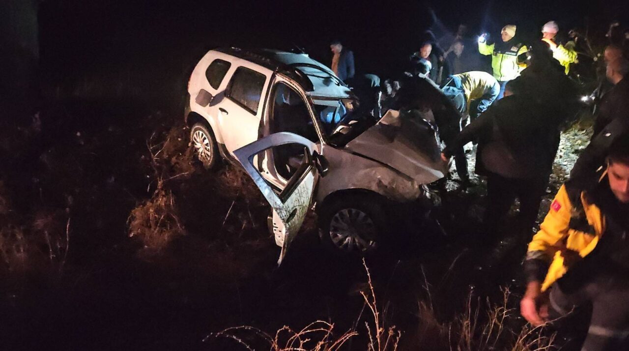 AFYONKARAHİSAR (AA) – Afyonkarahisar'ın Dinar ilçesinde otomobil ile kamyonun çarpışması