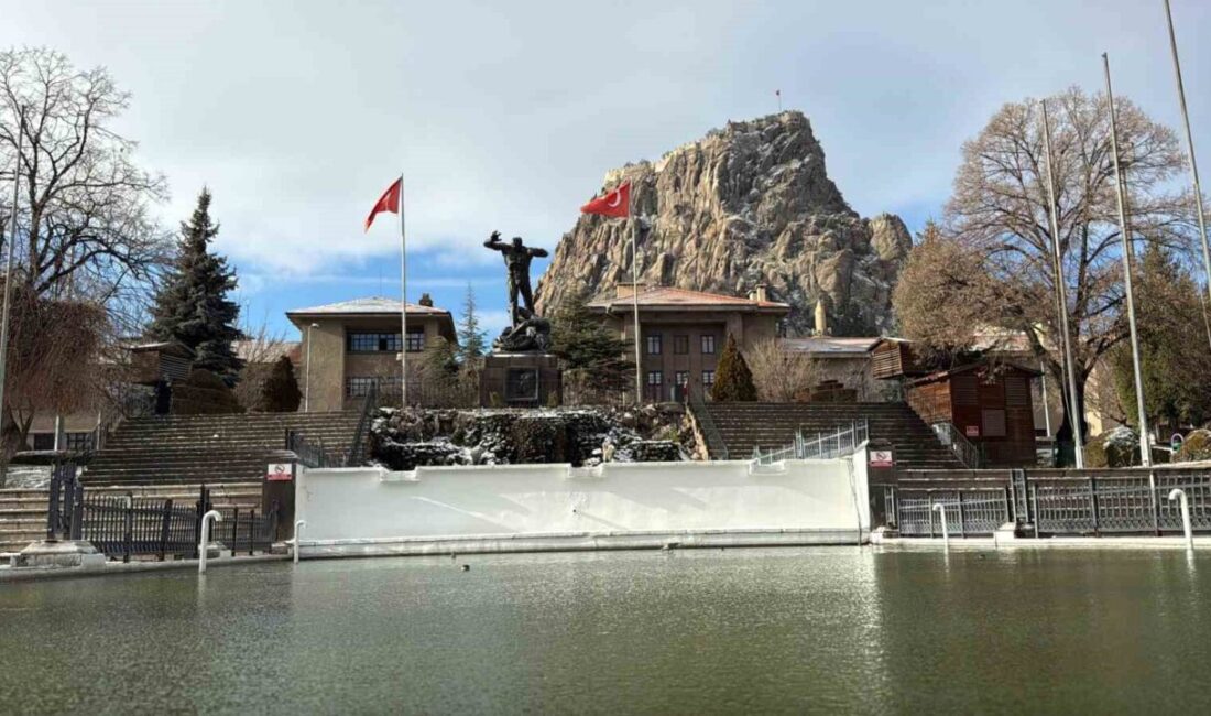 Afyonkarahisar’da dün akşam yağan kar sonrası hava sıcaklığının eksi 5