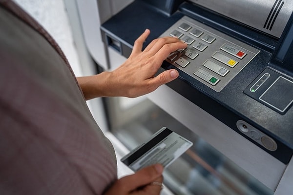 Yeni modelle birlikte ATM’ler bulundukları konuma göre kategorize edilecek ve