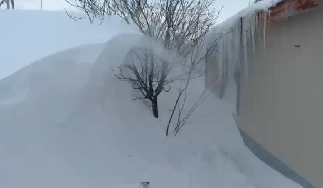 İlçede günlerdir süren tipi sonrası kar kalınlığı yer yer 4