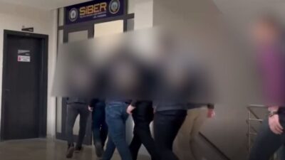 Yapılan incelemelerde, şüphelilerin sosyal medya platformları üzerinden yapay zekâ destekli