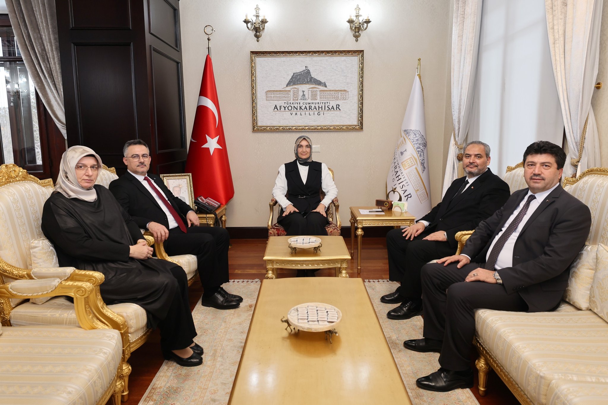Vali Yiğitbaşı makamında önemli konukları ve hayallerine koşan gençleri ağırladı