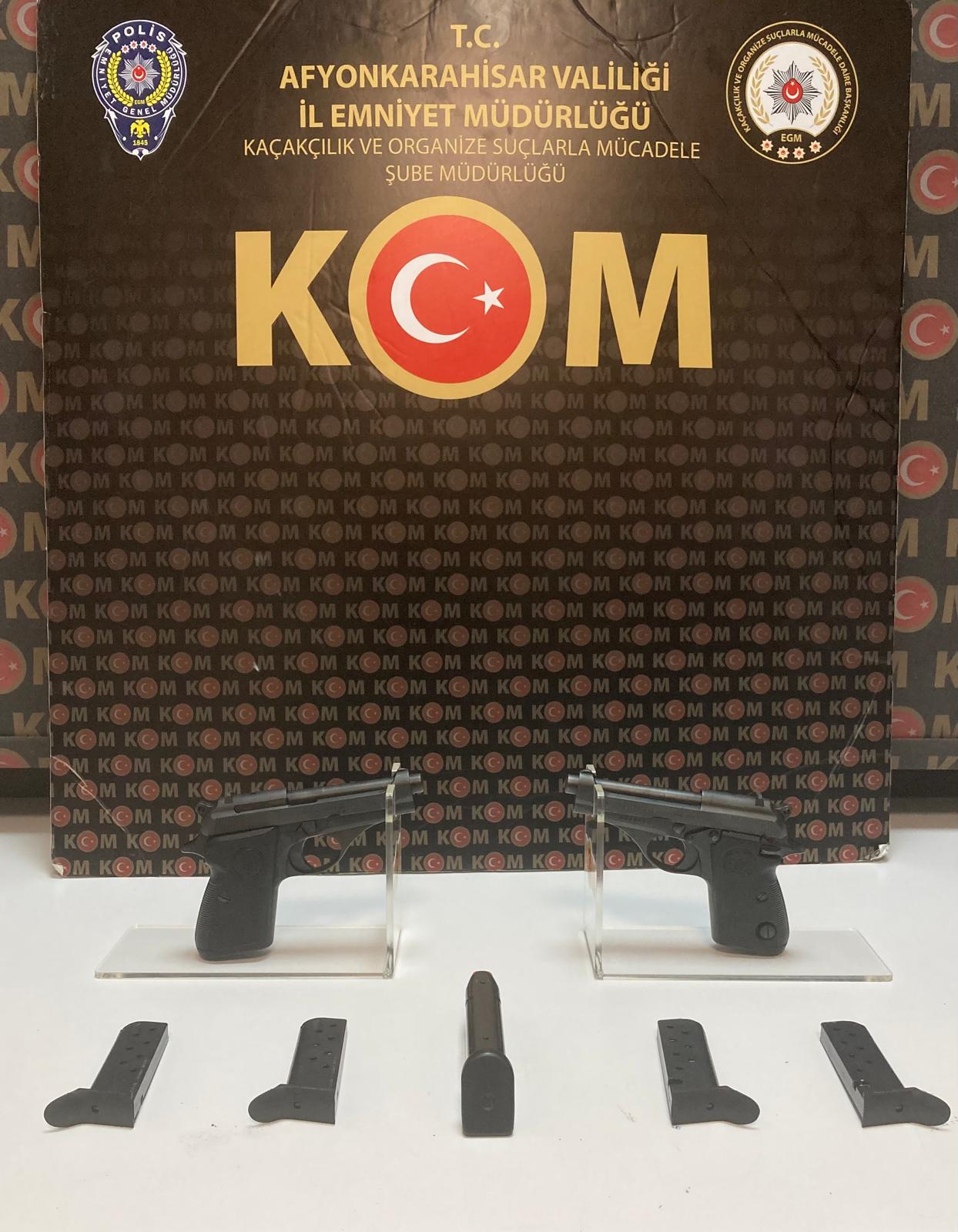 Durdurulan araçtan ruhsatsız silah çıktı