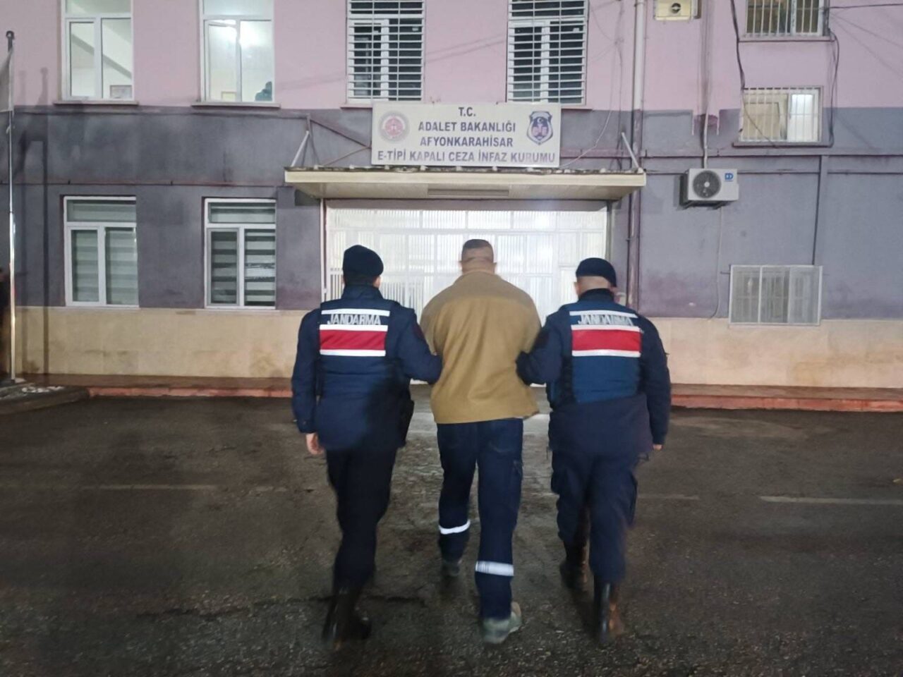 AFYONKARAHİSAR (AA) – Afyonkarahisar'ın Sandıklı ilçesinde hakkında 30 yıl kesinleşmiş