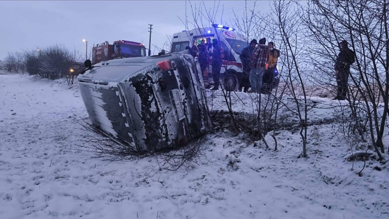AFYONKARAHİSAR (AA) – Afyonkarahisar'ın Sinanpaşa ilçesinde minibüsün tarlaya devrilmesi sonucu