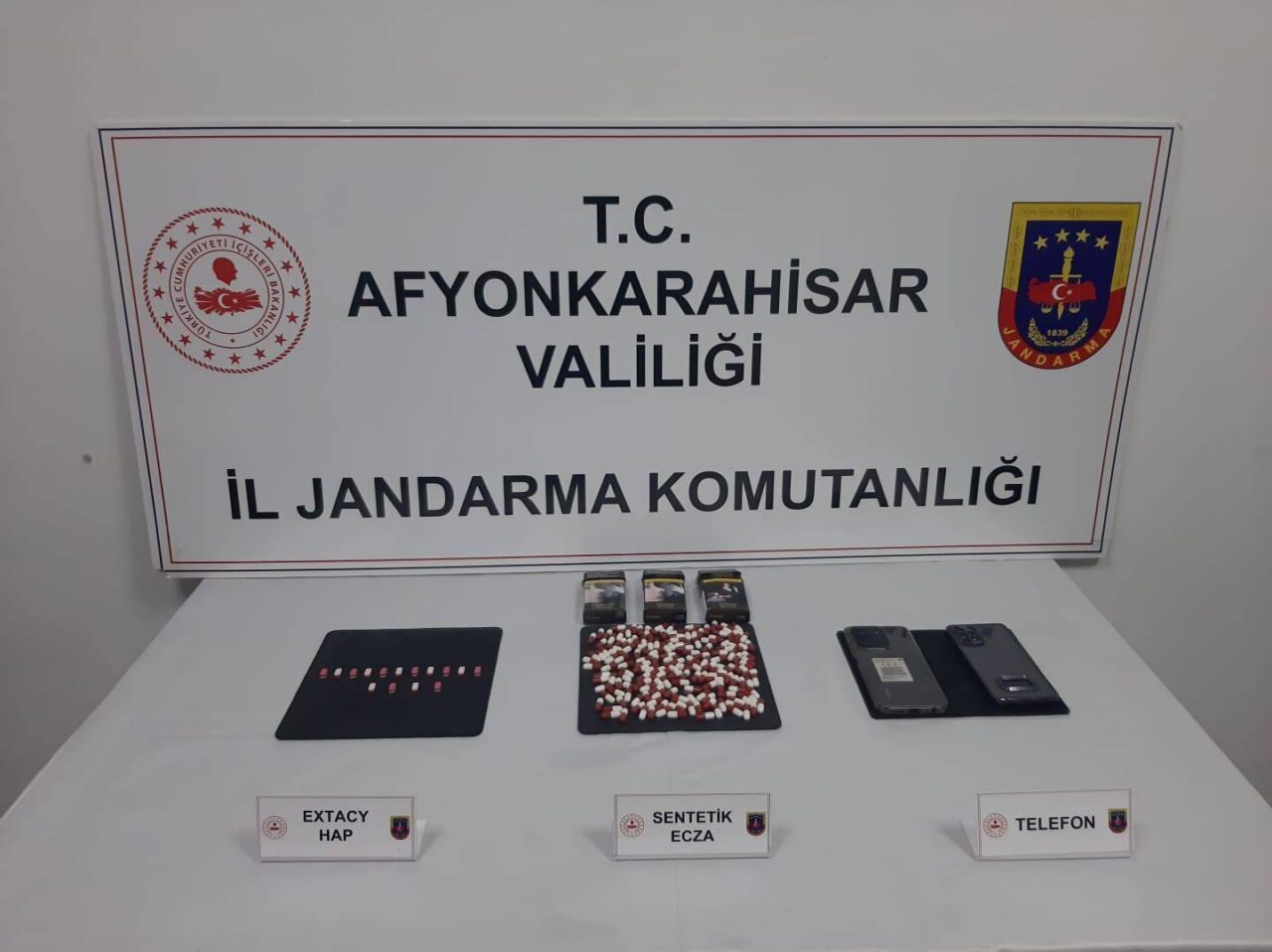 AFYONKARAHİSAR (AA) – Afyonkarahisar'da düzenlenen uyuşturucu operasyonunda yakalanan 2 zanlı