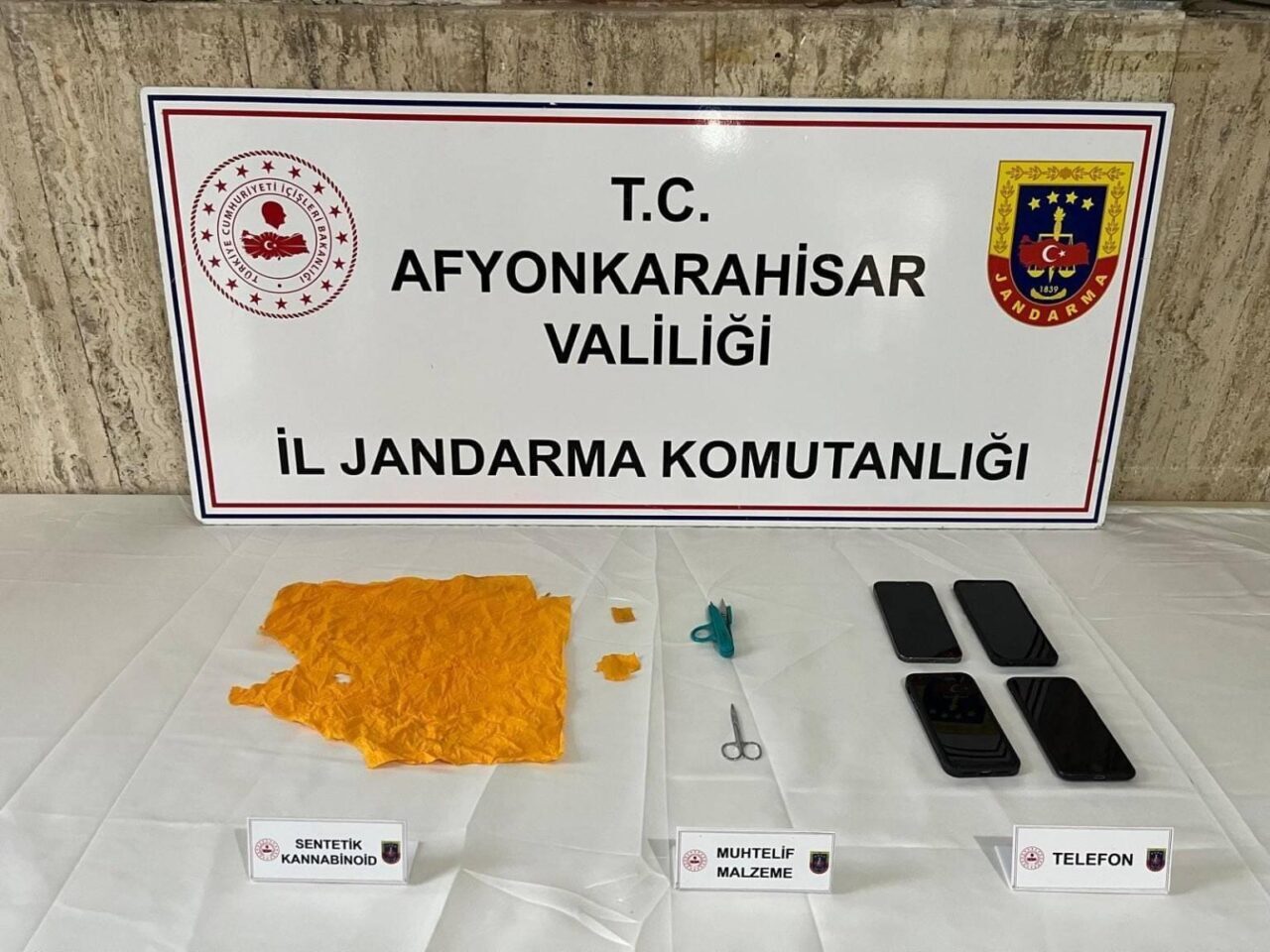 AFYONKARAHİSAR (AA) – Afyonkarahisar'da düzenlenen uyuşturucu operasyonunda gözaltına alınan 6