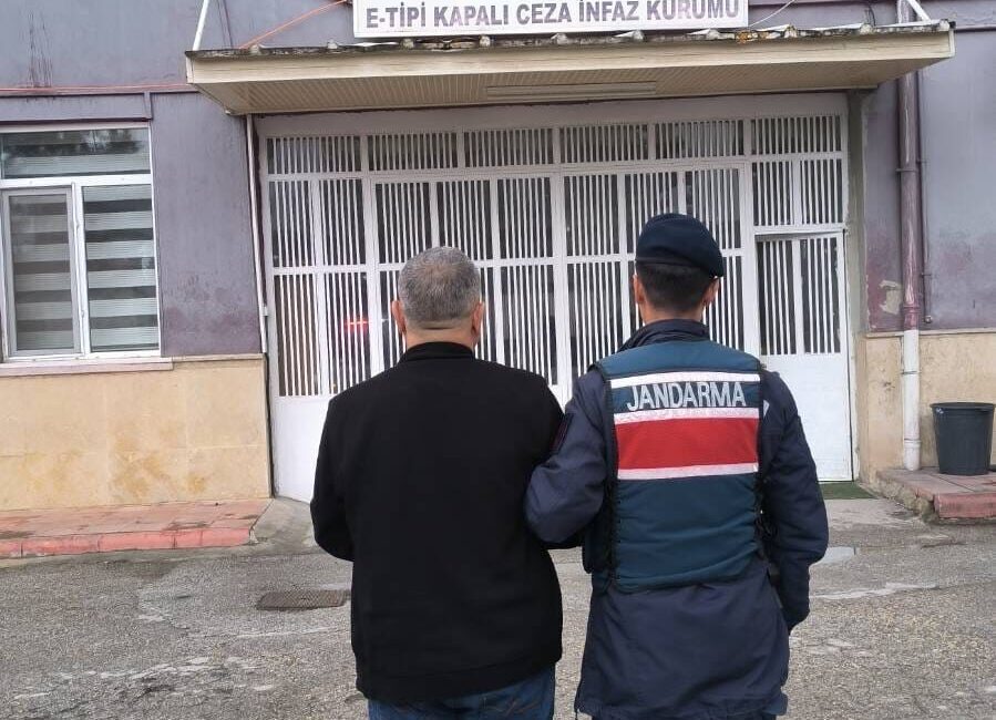 AFYONKARAHİSAR (AA) – Afyonkarahisar'da düzenlenen uyuşturucu operasyonunda gözaltına alınan zanlı