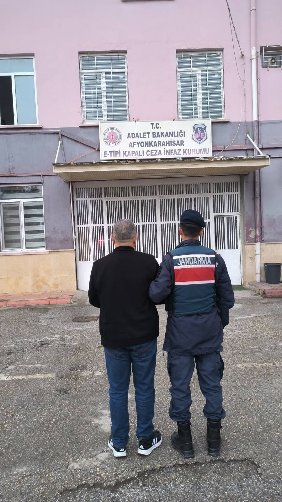 AFYONKARAHİSAR (AA) – Afyonkarahisar'da düzenlenen uyuşturucu operasyonunda gözaltına alınan zanlı