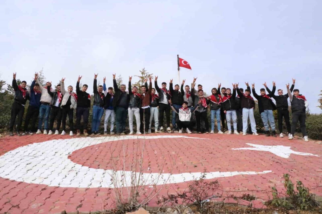 Asker adayları ilk nöbetlerini köylerindeki bu tepede tutuyor
