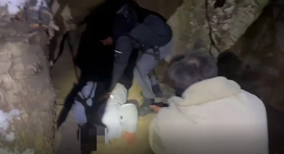 (Video) 41 suç kaydı bulunan firari, gizlendiği mağarada yakalandı