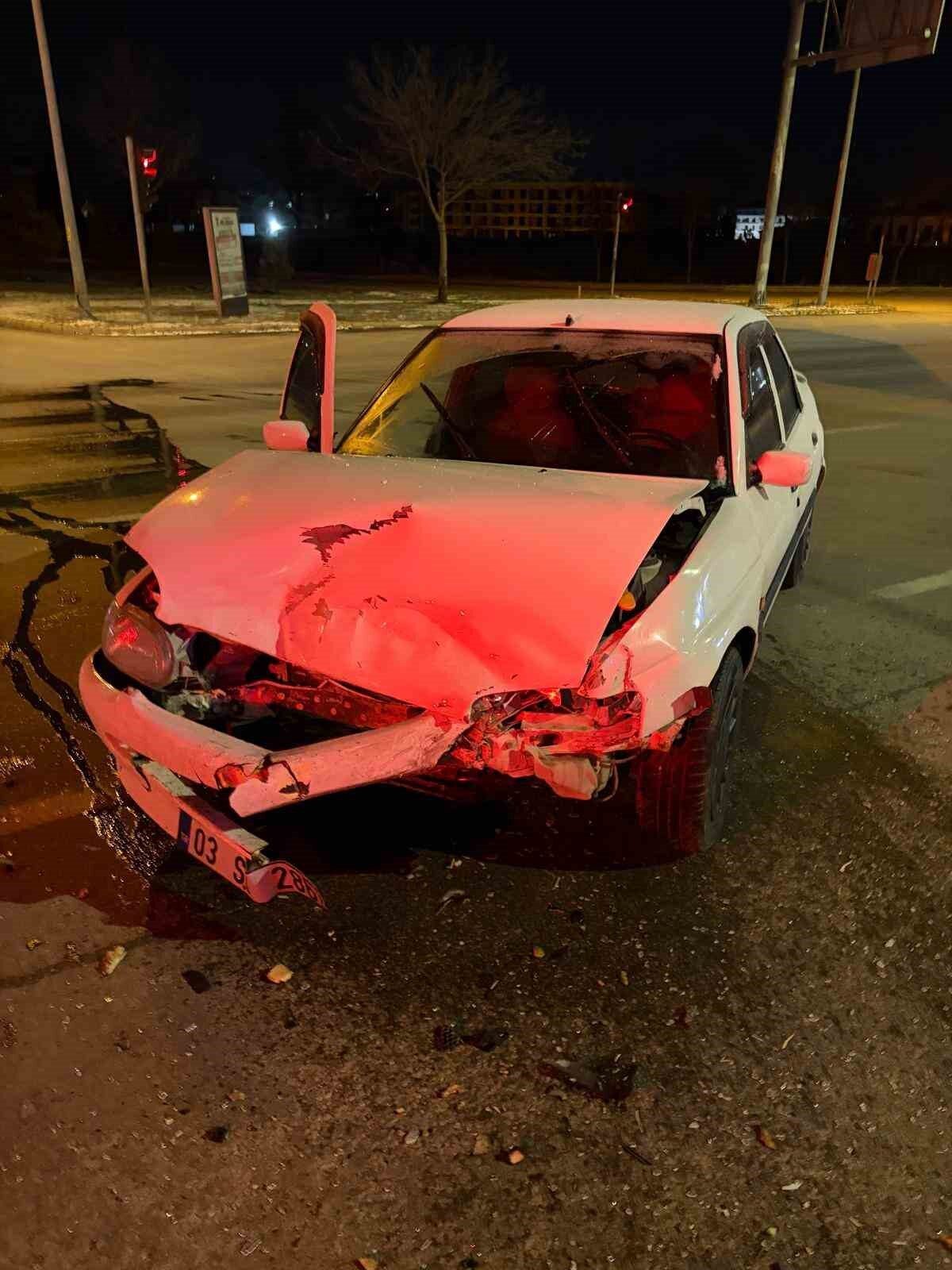 Afyon’da otomobillerin çarpıştığı kazada 4 kişi yaralandı