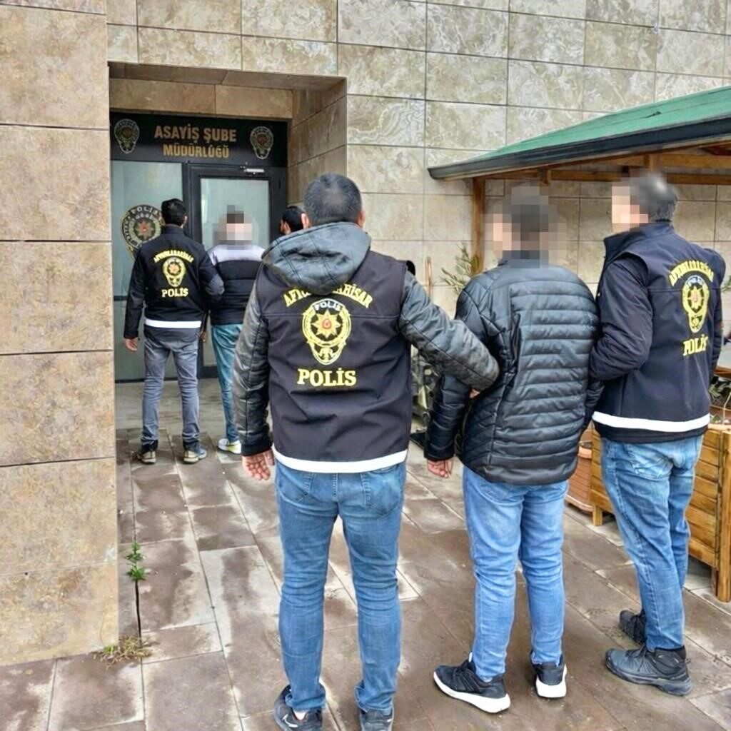 Polis hapis cezalarıyla aranan 2 kişiyi yakaladı