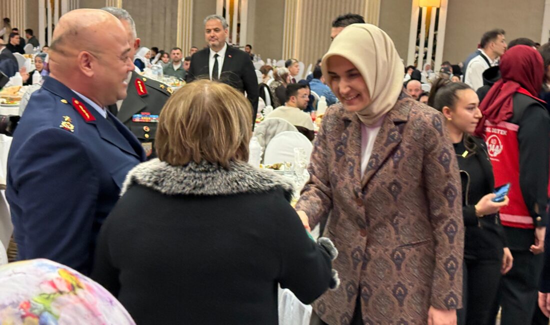 İftar öncesinde masaları tek tek dolaşarak davetlilerle sohbet eden Vali