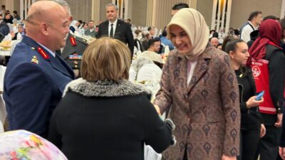 İftar öncesinde masaları tek tek dolaşarak davetlilerle sohbet eden Vali