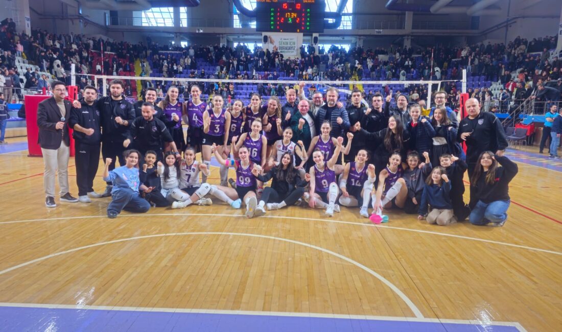 Büyük çekişmeye sahne olan mücadelede ilk seti 25-21 kazanan Sakarya