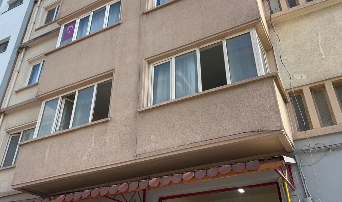 Hasan Polatkan Caddesi üzerindeki bir apartman dairesinde yaşayan Sallarel’den haber